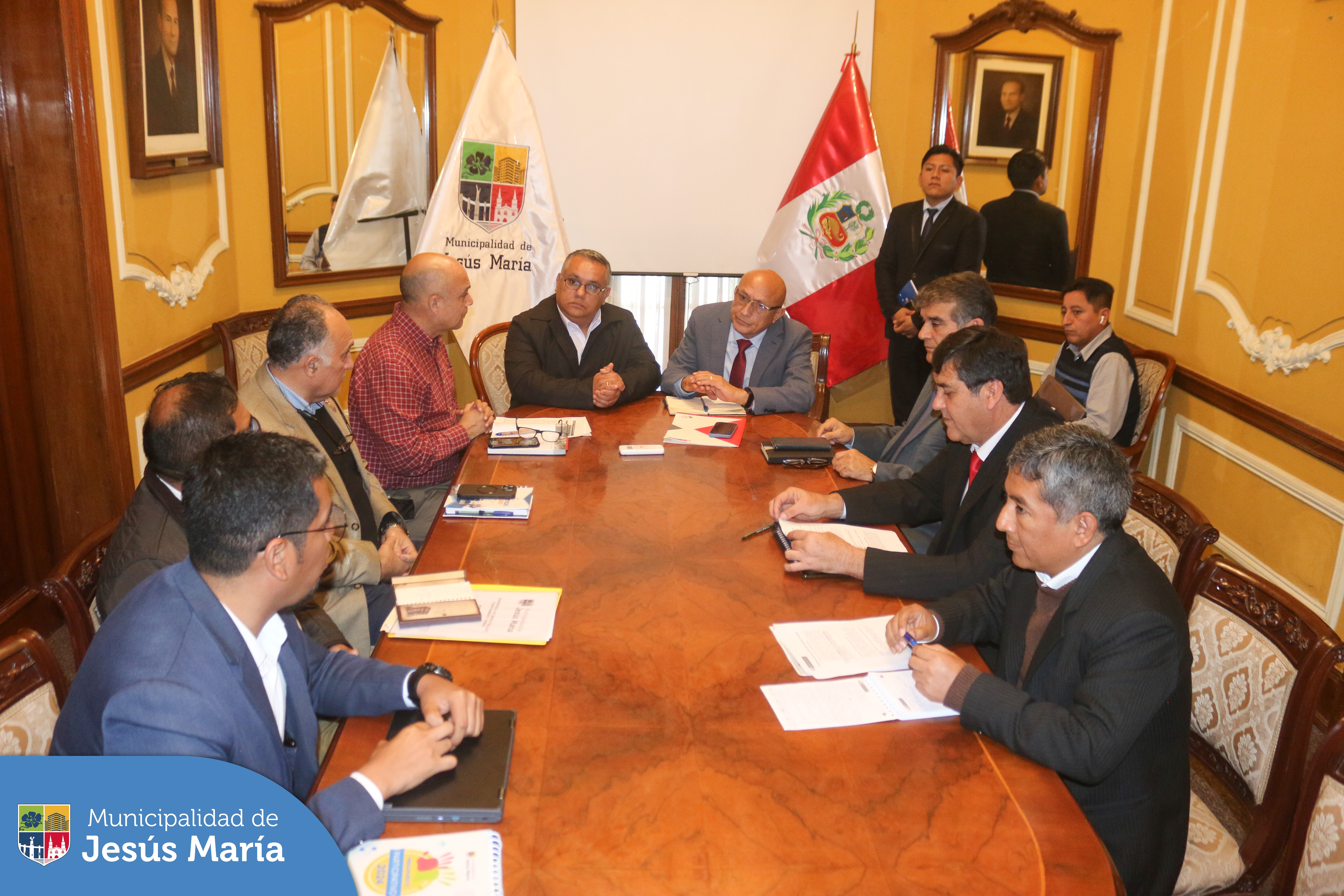 Continuamos con las coordinaciones de la implementación de la moderna Central de Seguridad Integral. 🚨 En esta oportunidad, nuestro alcalde Jesús Gálvez Olivares sostuvo una importante reunión con el Viceministro de Seguridad Pública del Ministerio del Interior del Perú, Julio Díaz Zulueta, para establecer acciones conjuntas y potenciar la seguridad ciudadana en el distrito.