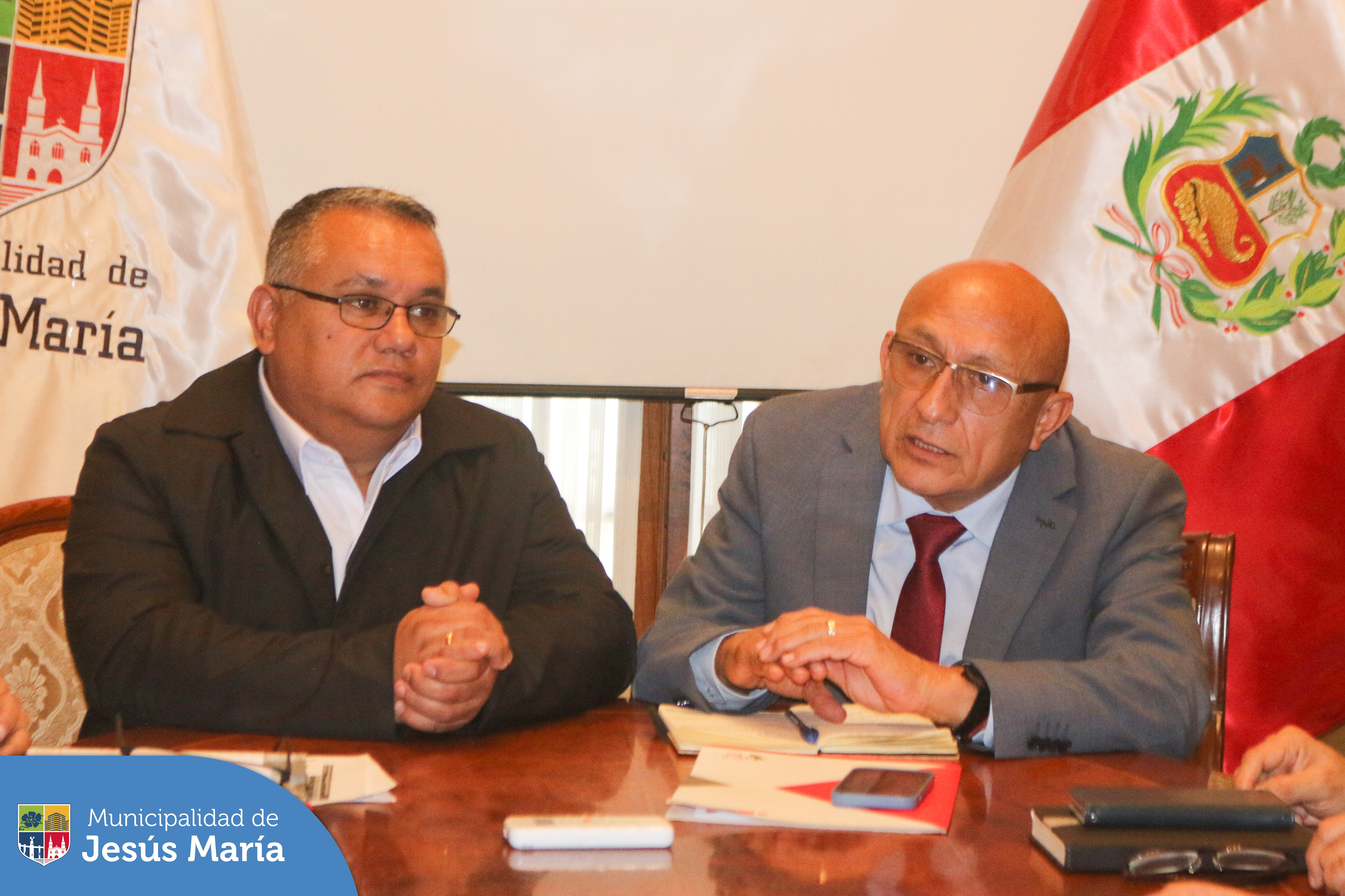 Continuamos con las coordinaciones de la implementación de la moderna Central de Seguridad Integral. 🚨 En esta oportunidad, nuestro alcalde Jesús Gálvez Olivares sostuvo una importante reunión con el Viceministro de Seguridad Pública del Ministerio del Interior del Perú, Julio Díaz Zulueta, para establecer acciones conjuntas y potenciar la seguridad ciudadana en el distrito.