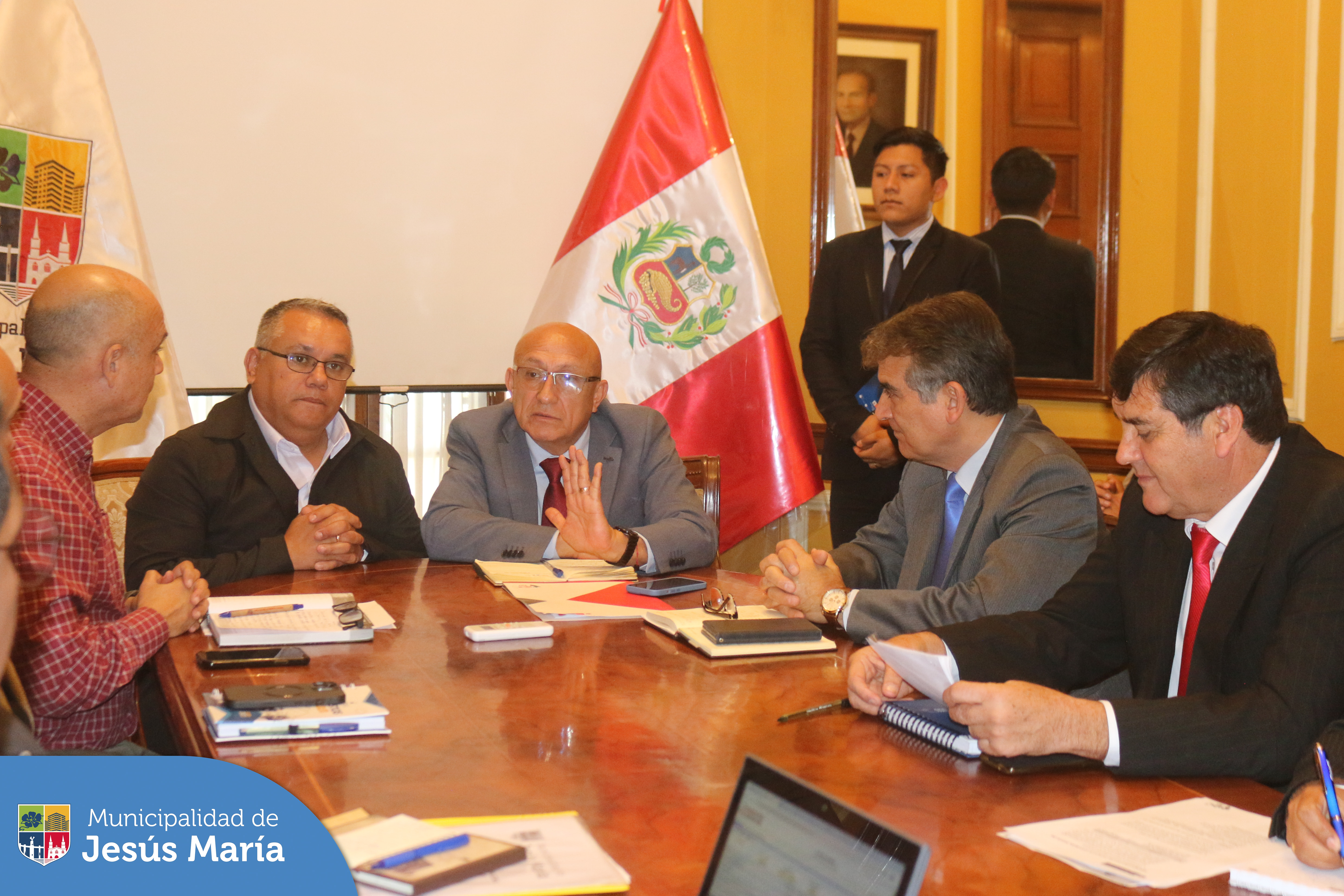 Continuamos con las coordinaciones de la implementación de la moderna Central de Seguridad Integral. 🚨 En esta oportunidad, nuestro alcalde Jesús Gálvez Olivares sostuvo una importante reunión con el Viceministro de Seguridad Pública del Ministerio del Interior del Perú, Julio Díaz Zulueta, para establecer acciones conjuntas y potenciar la seguridad ciudadana en el distrito.