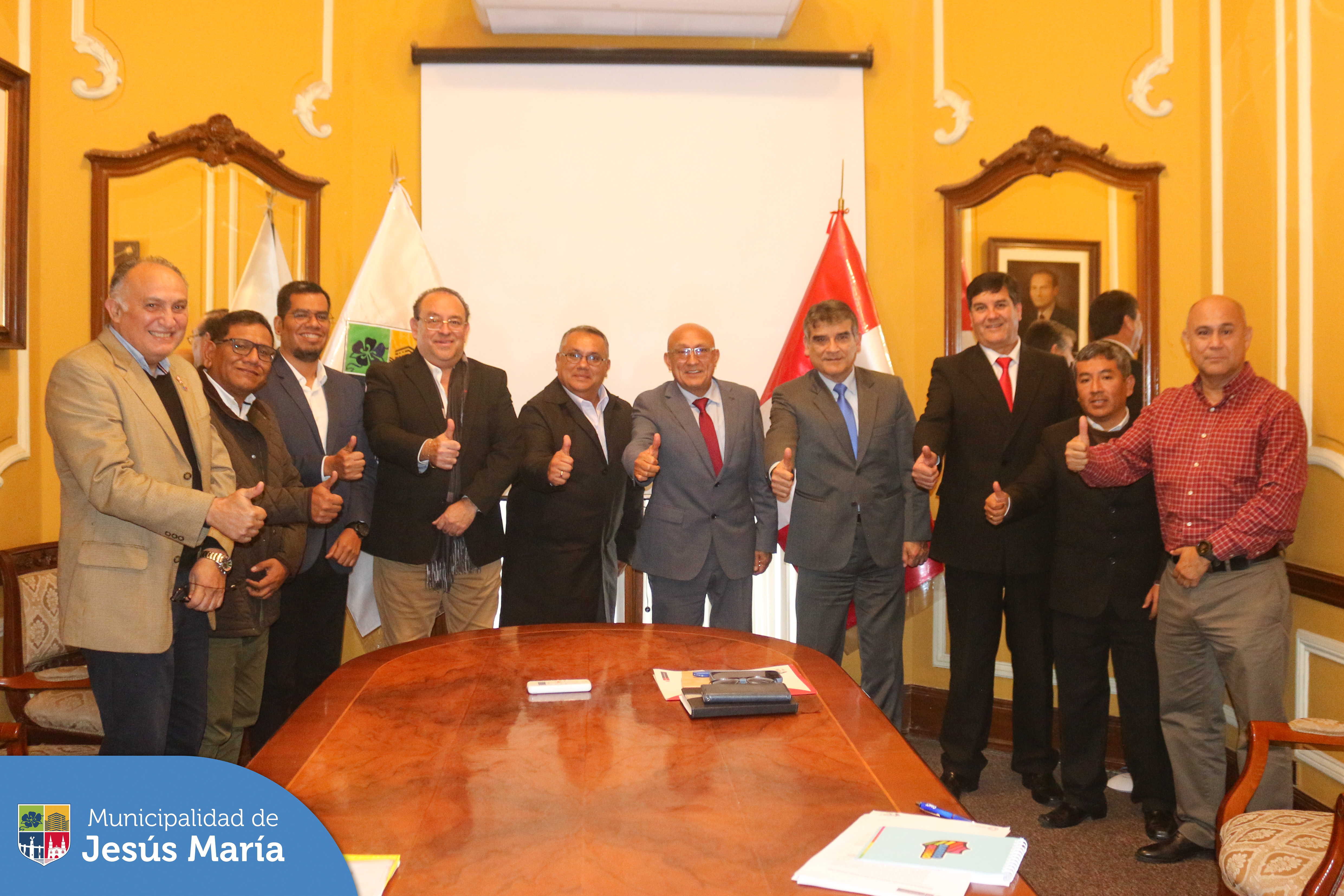 Continuamos con las coordinaciones de la implementación de la moderna Central de Seguridad Integral. 🚨 En esta oportunidad, nuestro alcalde Jesús Gálvez Olivares sostuvo una importante reunión con el Viceministro de Seguridad Pública del Ministerio del Interior del Perú, Julio Díaz Zulueta, para establecer acciones conjuntas y potenciar la seguridad ciudadana en el distrito.