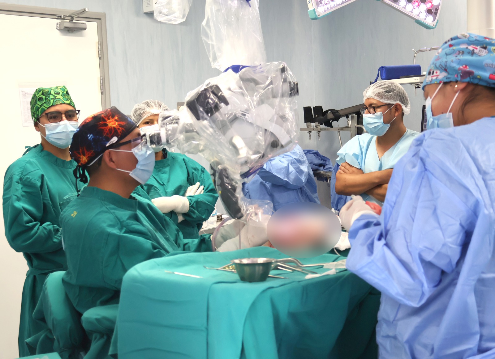Médicos IREN CENTRO realizando su labor.