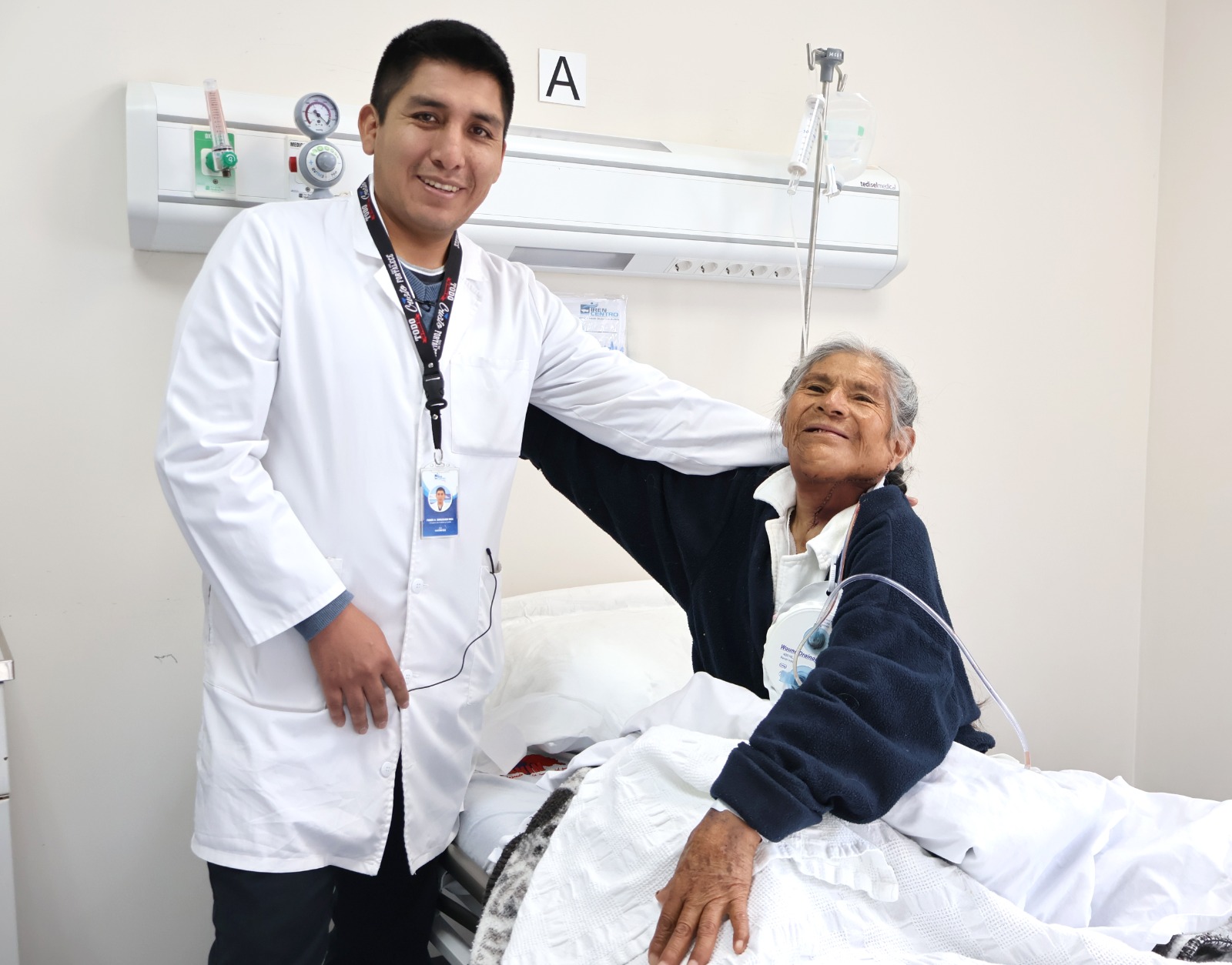 Imagen de médico y paciente satisfechos.