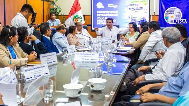 Gobernador Luis Neyra expone proyectos estratégicos para el desarrollo regional, ante decanos de colegios profesionales
