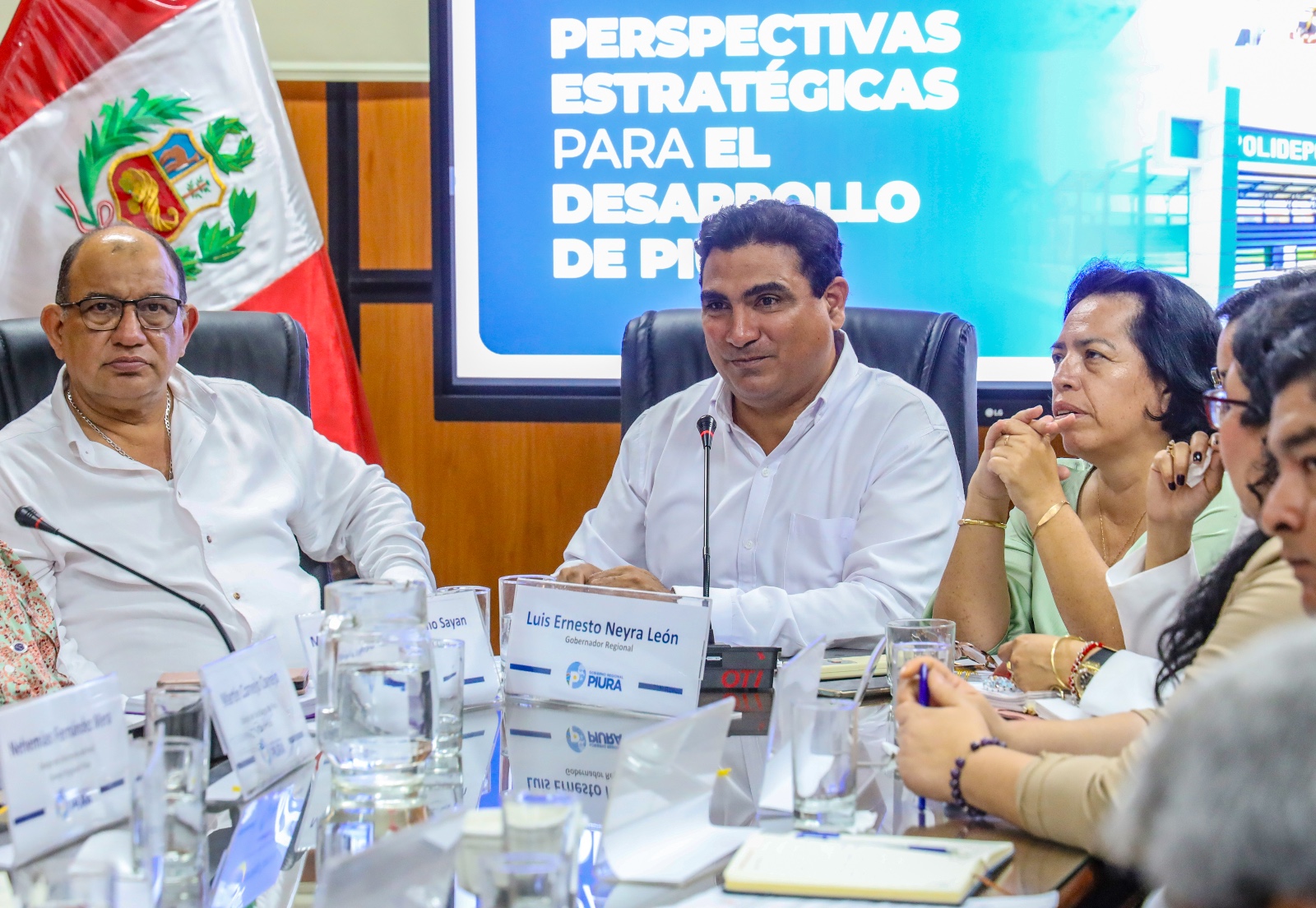 Gobernador Luis Neyra expone proyectos estratégicos para el desarrollo regional, ante decanos de colegios profesionales