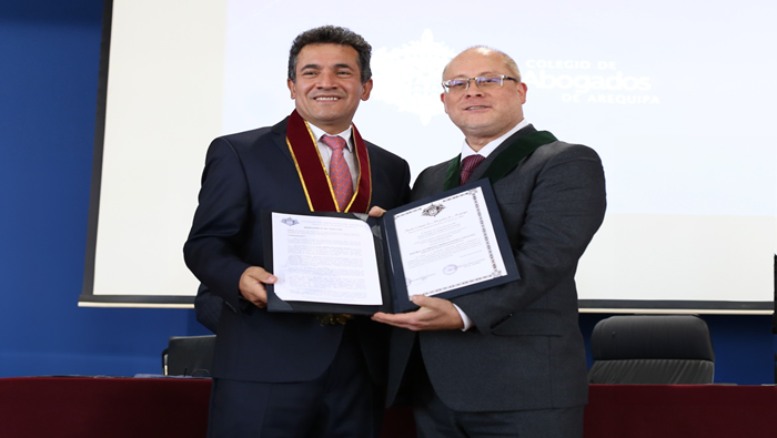 Colegio de Abogados de Arequipa otorgó distinción a magistrado del TC Pedro Hernández Chávez.