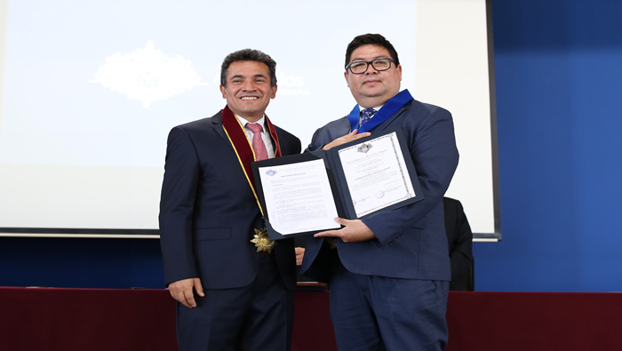 Colegio de Abogados de Arequipa otorgó distinción a secretario general del TC Alberto Che-Piú Carpio.
