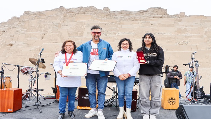 Ministra de Cultura otorgó reconocimiento póstumo al recordado Rafael Santa Cruz