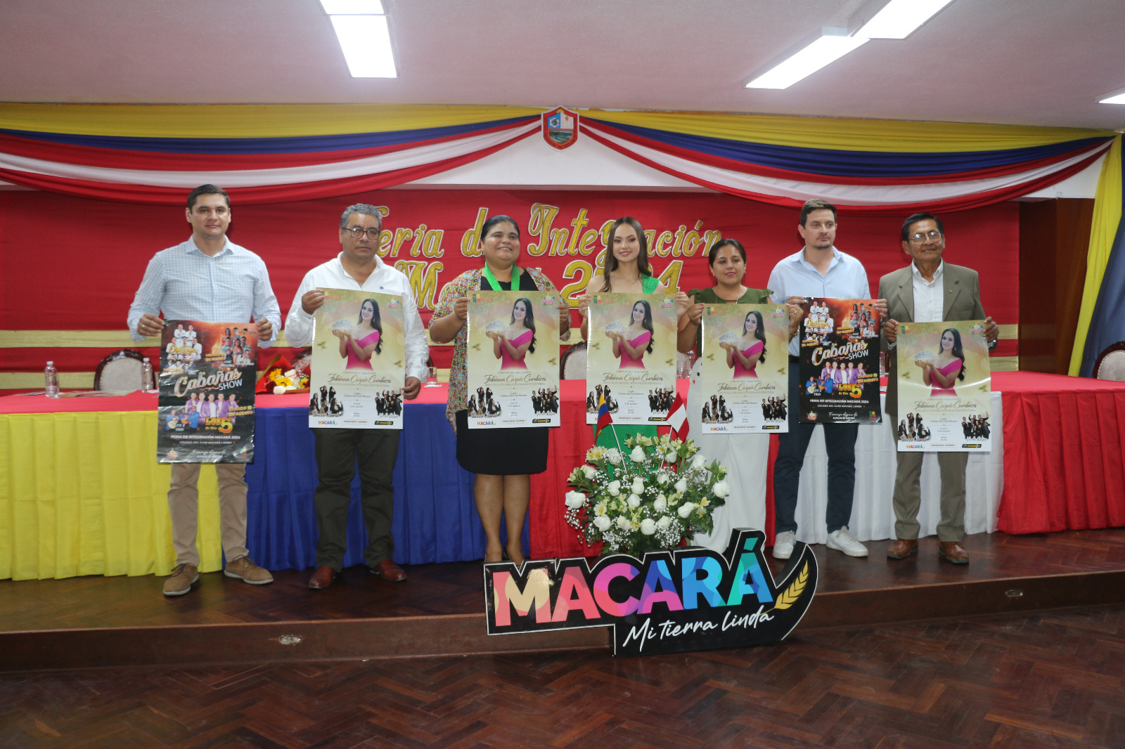 La delegación de autoridades del cantón de Macará, ciudad fronteriza del vecino país del Ecuador, realizó una conferencia de prensa el martes 30 de julio en el Salón de Actos Carlos Augusto Salaverry de la Municipalidad Provincial de Sullana, para anunciar la 58° Feria de Integración Fronteriza.
La regidora Lic. Alicia Tania a Ríos Vásquez, en representación del alcalde Ing. Marlem Mogollón Meca, fue la encargada de recibir a la delegación de Ecuador conformado por la Sra. Ivonne Celi Campoverde, Vice alcaldesa del Gobierno Autónomo Descentralizado Municipal de Macará; Ing. Fabián Carpio Rodríguez, concejal de Macará; Ing. Ower Mora Gutiérrez, Director de Turismo del GAD Macará; Srta. Fabiana Carpio Rodríguez, reina de la Feria de Integración Fronteriza.
Durante la conferencia se dieron a conocer las actividades que se desarrollarán del 3 de agosto al 10 de agosto las cuales incluyen espectáculos culturales, conciertos, exhibición de motos y autos, además de la coronación de la reina de la feria.
La regidora Alicia Tatiana Ríos dedicó unas palabras a los visitantes que cada año llegan a la ciudad de Sullana para promocionar este importante evento binacional y señaló que nuestros pueblos están unidos por la historia. La gastronomía y la cultura, que somos similares en muchos aspectos, por estas razones debemos unirnos en lazos de hermandad para sacar adelante a nuestras ciudades.
Cabe señalar que Macará es una ciudad que se encuentra a tan solo 2 horas de Sullana, de sur a norte por la carretera a Suyo, cruzando el Puente Internacional.