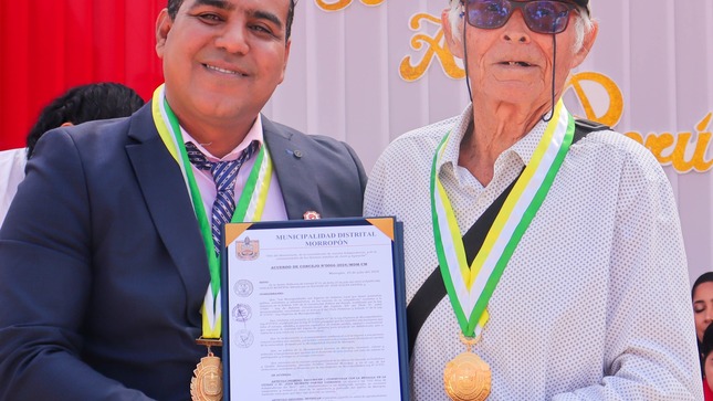 Alcalde Edin Sullón entrega medallas de reconocimiento a ilustres personajes 