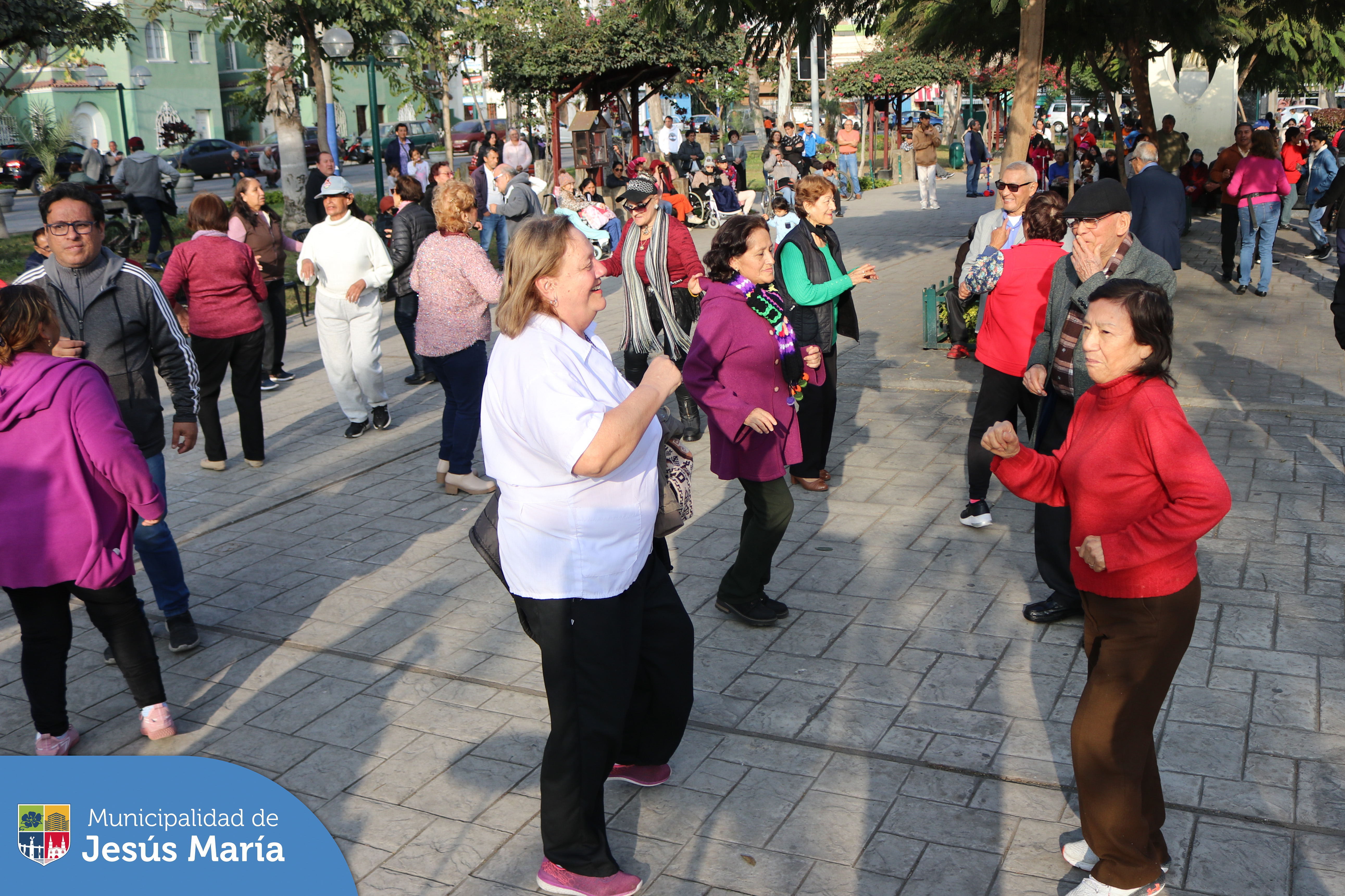 an alegría y diversión se vivió en nuestra retreta musical de la Plaza San José. Agradecemos a todos los vecinos que participaron activamente de esta entretenida actividad. 🕺💃🏽
¡Los esperamos nuevamente el próximo viernes a las 4:00 p.m!