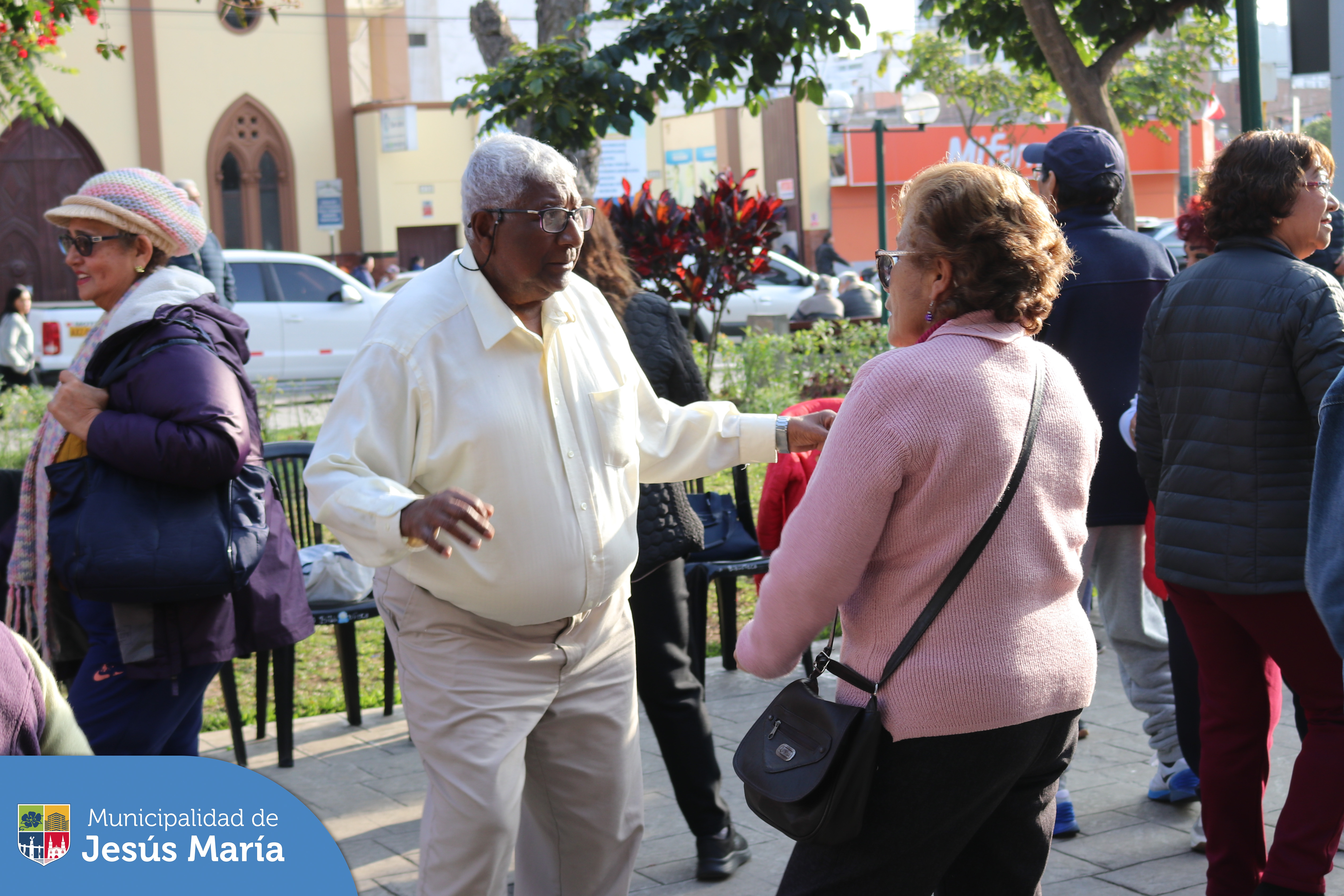 an alegría y diversión se vivió en nuestra retreta musical de la Plaza San José. Agradecemos a todos los vecinos que participaron activamente de esta entretenida actividad. 🕺💃🏽
¡Los esperamos nuevamente el próximo viernes a las 4:00 p.m!