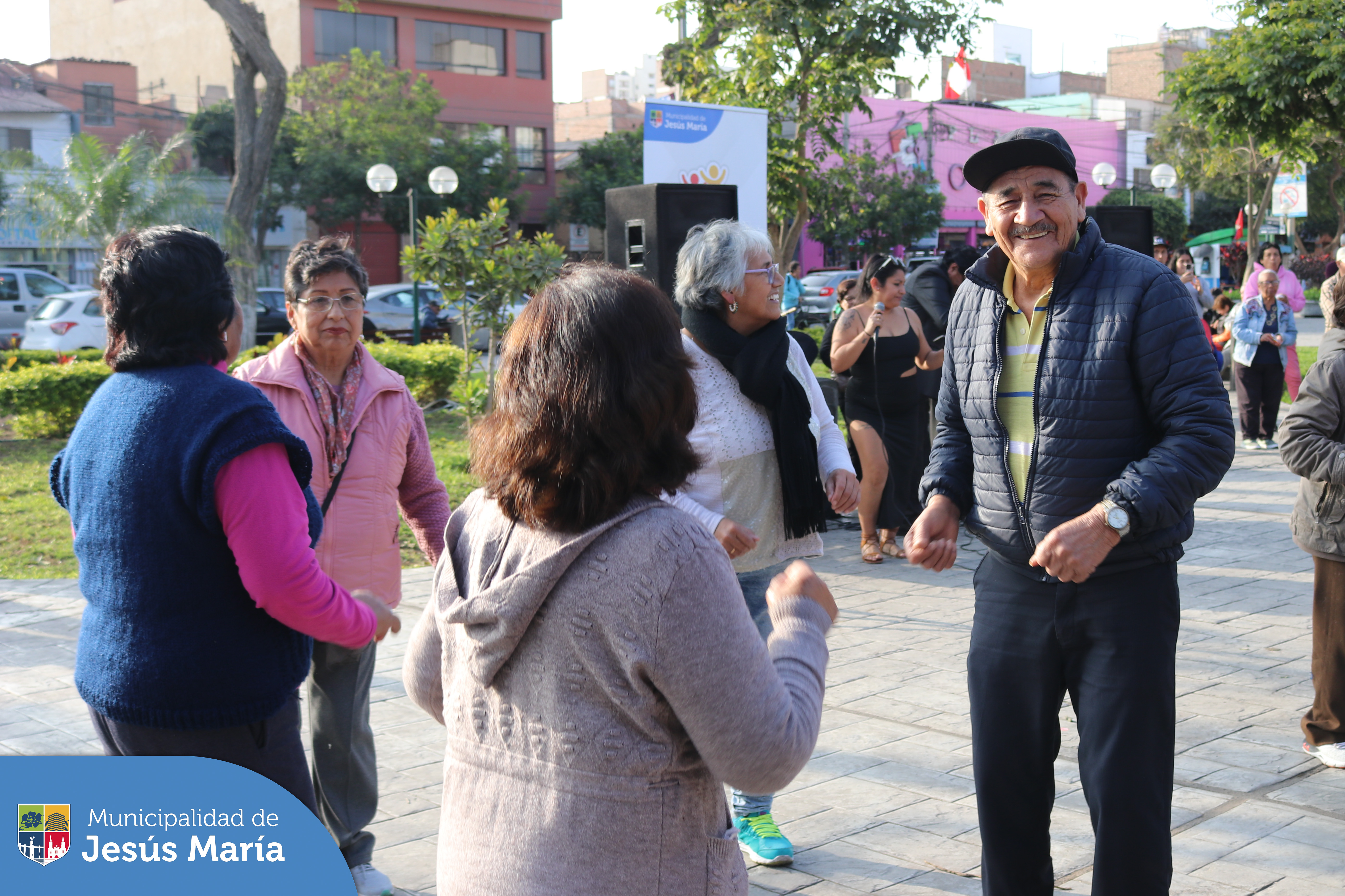 an alegría y diversión se vivió en nuestra retreta musical de la Plaza San José. Agradecemos a todos los vecinos que participaron activamente de esta entretenida actividad. 🕺💃🏽
¡Los esperamos nuevamente el próximo viernes a las 4:00 p.m!