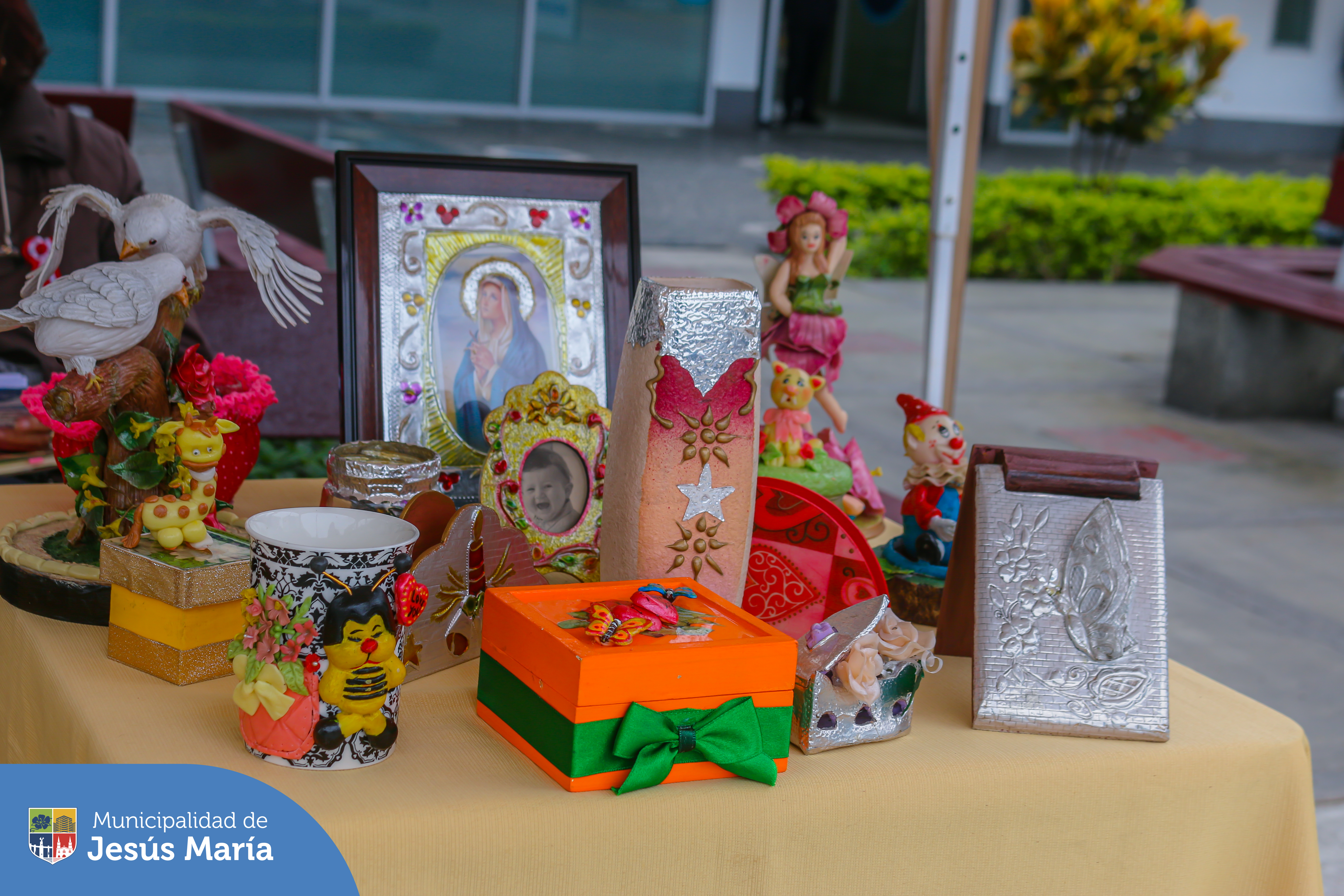 Aprovecha este fin de semana y conoce los 𝐑𝐨𝐬𝐭𝐫𝐨𝐬 𝐝𝐞𝐥 𝐁𝐢𝐜𝐞𝐧𝐭𝐞𝐧𝐚𝐫𝐢𝐨 del artista peruano Bruno Portuguez Nolasco en el stand 80, hasta el 6 de agosto. ¡Una gran experiencia que no te puedes perder! 🤩 🙌
📖 Adquiere tus entradas ingresando a bit.ly/45IlcB2. 🙋🏻‍♀️ ¡𝐄𝐥 𝐥𝐮𝐧𝐞𝐬 𝟓 𝐝𝐞 𝐚𝐠𝐨𝐬𝐭𝐨, 𝐮́𝐥𝐭𝐢𝐦𝐨 𝐝𝐢́𝐚 𝐝𝐞 𝐢𝐧𝐠𝐫𝐞𝐬𝐨 𝐠𝐫𝐚𝐭𝐢𝐬 𝐩𝐚𝐫𝐚 𝐯𝐞𝐜𝐢𝐧𝐨𝐬 𝐣𝐞𝐬𝐮𝐬𝐦𝐚𝐫𝐢𝐚𝐧𝐨𝐬! 