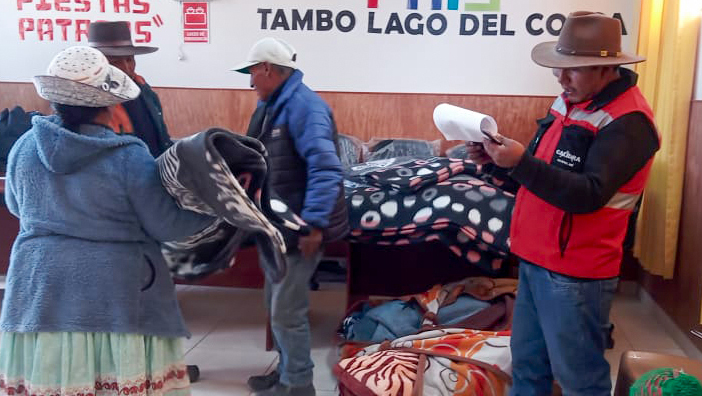 Arequipa - entrega de frazadas en Callalli - Tambo Lago del Colca