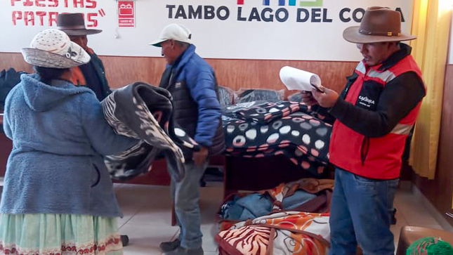 Arequipa - entrega de frazadas en Callalli - Tambo Lago del Colca