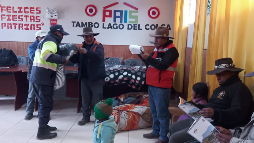 Arequipa - entrega de frazadas en Callalli - Tambo Lago del Colca