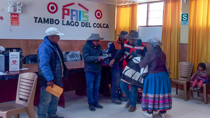 Arequipa - entrega de frazadas en Callalli - Tambo Lago del Colca