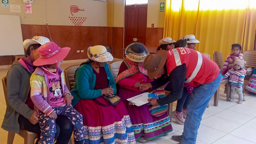 Arequipa - entrega de frazadas en Callalli - Tambo Lago del Colca