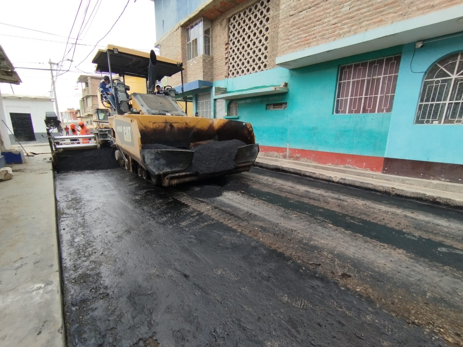 La Municipalidad Provincial de Sullana, liderada por el alcalde Marlem Mogollón Meca, informa que al día 2 de agosto se registra un importante avance del 85 por ciento en la ejecución de los trabajos de mantenimiento de las calles del centro de la ciudad.
La Ing. Shirley Zapata Berrú, de la empresa Consorcio Vial Sullana, destacó que en pocos días la población de Sullana podrá hacer uso de las calles en correcto estado. Además, hizo un llamado a la comprensión de los vecinos y transportistas debido a que la intervención se está llevando a cabo por tramos para minimizar el impacto en el tránsito peatonal y vehicular.
Este mantenimiento es parte de un proyecto integral impulsado por la gestión municipal, que no solo contempla el cambio de la capa asfáltica de algunas calles del centro de Sullana, sino que también incluye la adecuación de canales colindantes para el manejo de aguas pluviales. La pronta culminación de estos trabajos representa un significativo avance en la mejora de la infraestructura vial de la ciudad, beneficiando a todos los ciudadanos.
La municipalidad agradece la paciencia y colaboración de los vecinos durante el desarrollo de estos importantes trabajos y reafirma su compromiso con el progreso y bienestar de Sullana.
