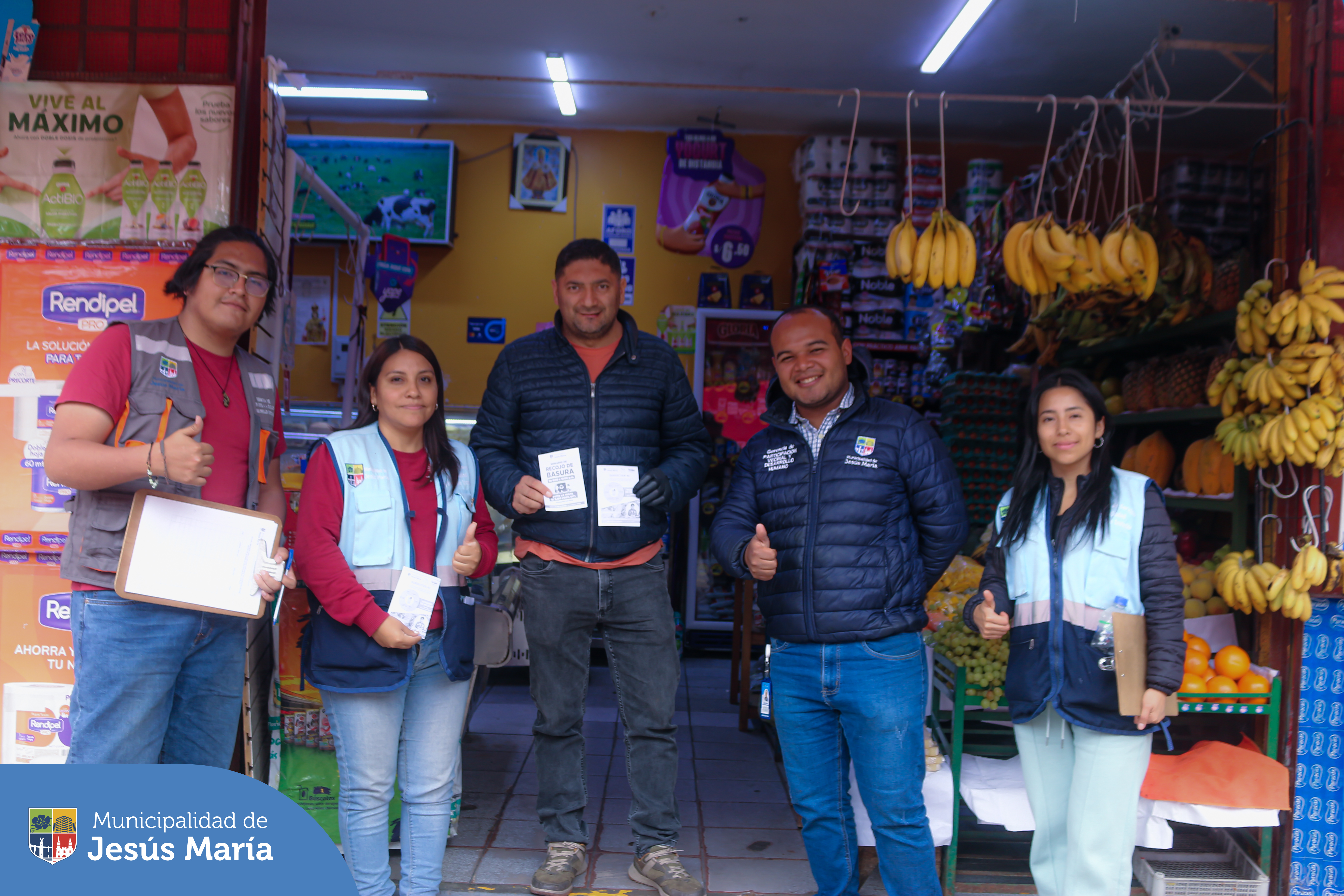 Llegamos con la campaña Educca en tu puerta al Pasaje Punta Pacocha, con el objetivo de brindar información sobre el Programa Yo Reciclo ♻️ e invitarlos a participar a ser agentes de cambio. 💪 Además, recordamos a nuestros vecinos sobre el horario 🕘 para sacar la basura y así evitar sanciones administrativas por incumplir las disposiciones del distrito.
¡Con tu ayuda tendremos un distrito más limpio! 