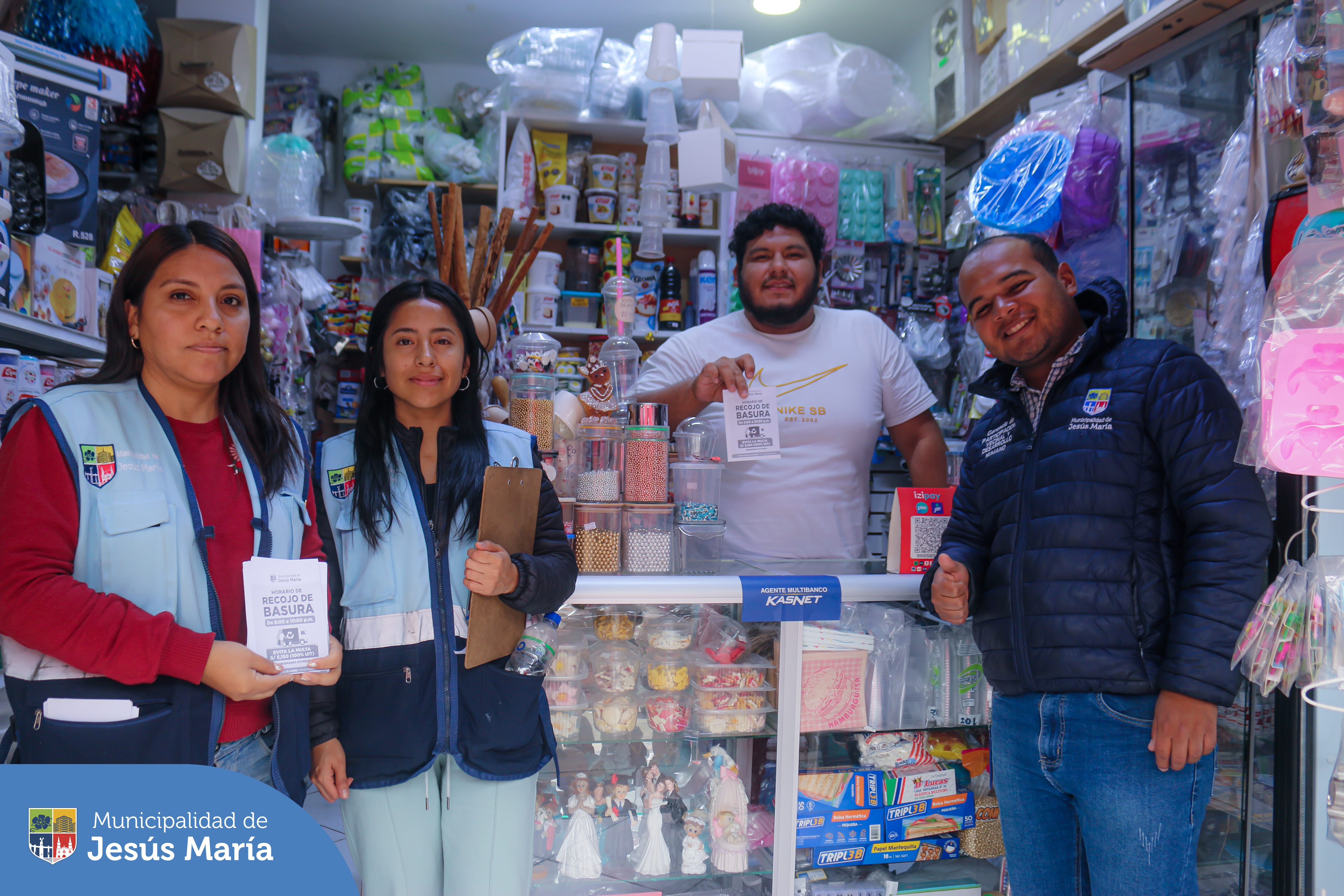  Llegamos con la campaña Educca en tu puerta al Pasaje Punta Pacocha, con el objetivo de brindar información sobre el Programa Yo Reciclo ♻️ e invitarlos a participar a ser agentes de cambio. 💪 Además, recordamos a nuestros vecinos sobre el horario 🕘 para sacar la basura y así evitar sanciones administrativas por incumplir las disposiciones del distrito.
¡Con tu ayuda tendremos un distrito más limpio! 