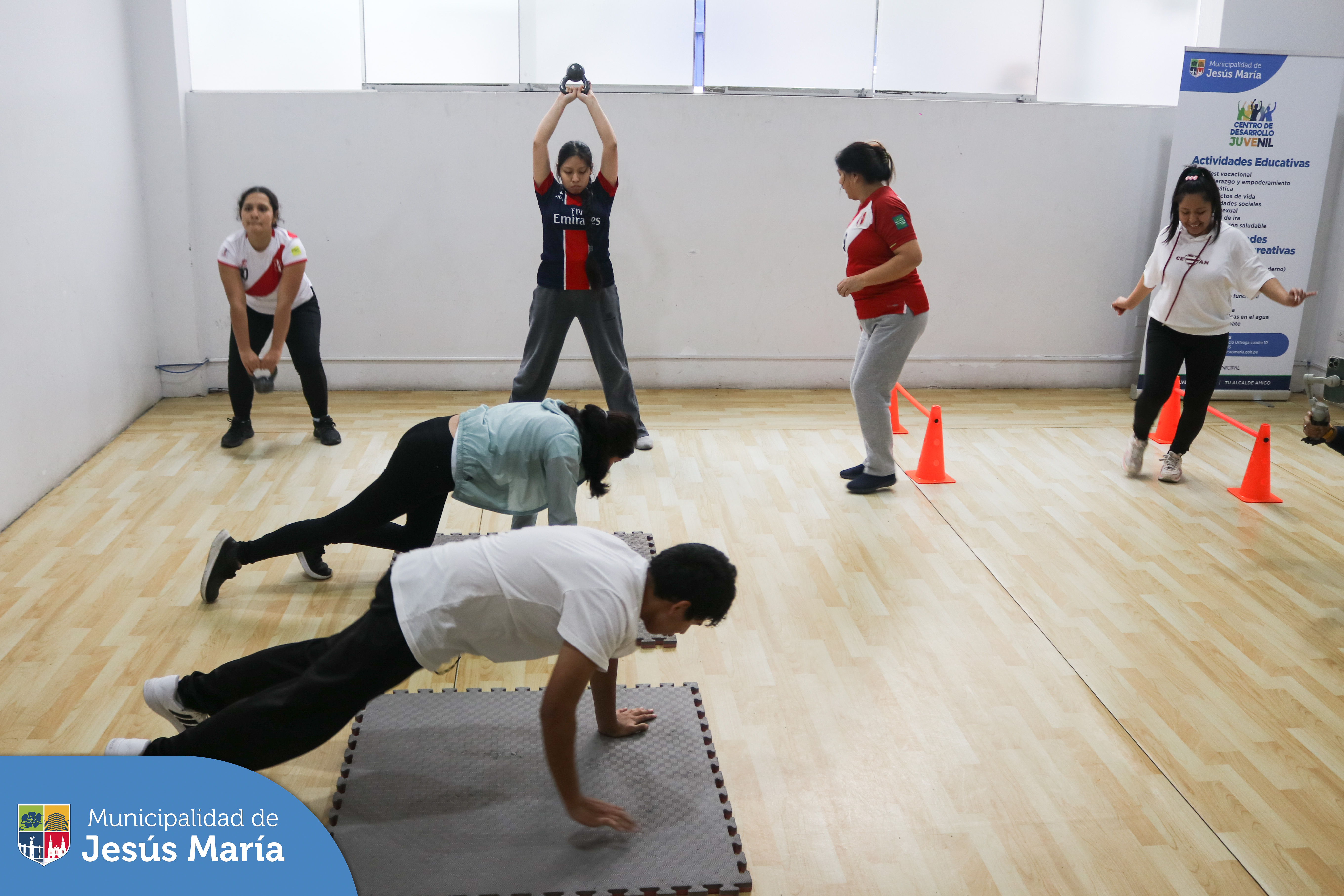 Nuestros jóvenes jesusmarianos se unieron en una entretenida clase para liberar el estrés y fortalecer cuerpo y mente.🏃‍♀️
✅ Si quieres ser parte de esta y otras actividades deportivas del Centro de Desarrollo Juvenil, acércate a la 📍 Casa de la Juventud (Av. Horacio Urteaga cuadra 10) o comunícate al Whatsapp 📲 972 257 576
¡El mejor momento para empezar es ahora! 💪🏻 