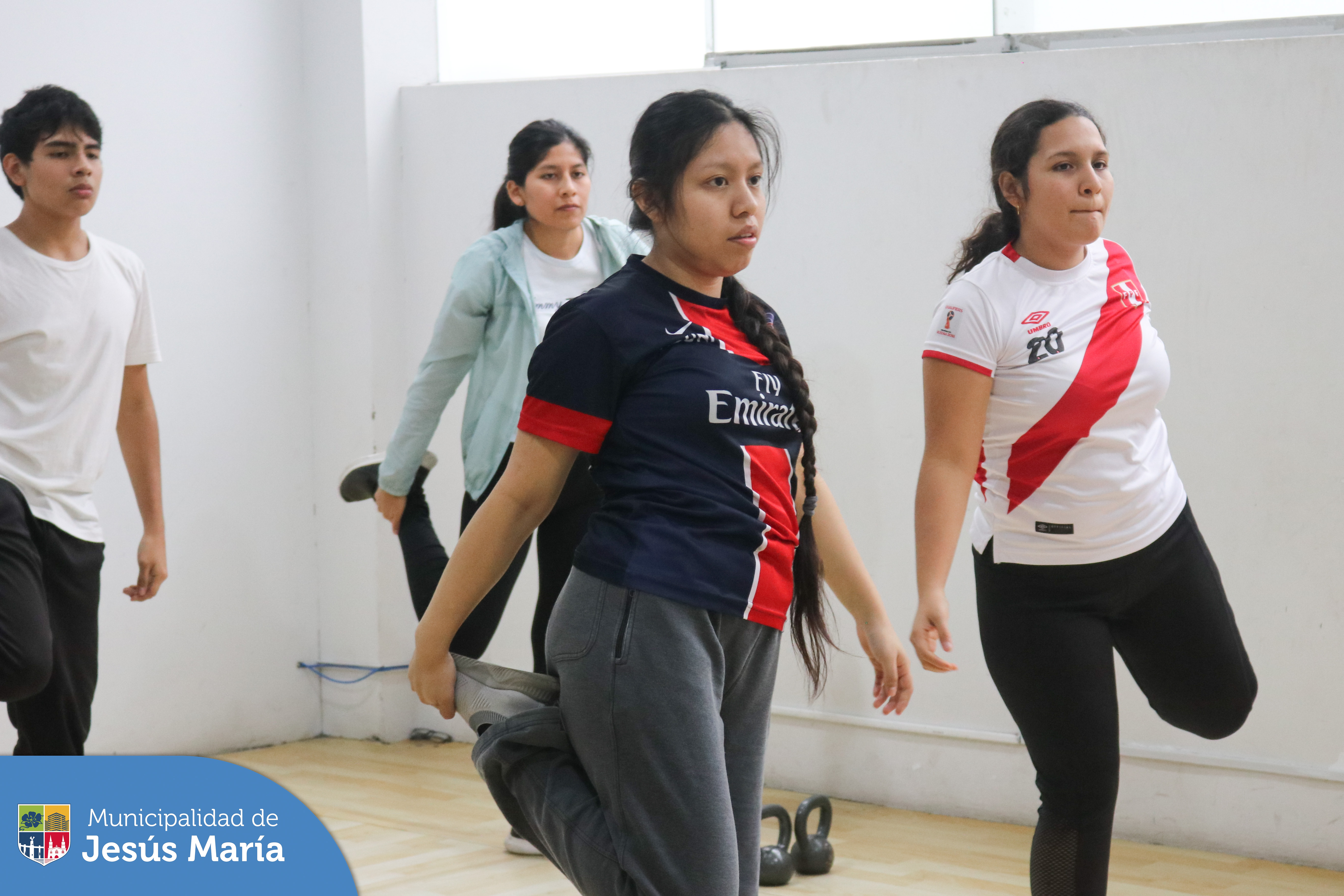 Nuestros jóvenes jesusmarianos se unieron en una entretenida clase para liberar el estrés y fortalecer cuerpo y mente.🏃‍♀️
✅ Si quieres ser parte de esta y otras actividades deportivas del Centro de Desarrollo Juvenil, acércate a la 📍 Casa de la Juventud (Av. Horacio Urteaga cuadra 10) o comunícate al Whatsapp 📲 972 257 576
¡El mejor momento para empezar es ahora! 💪🏻 