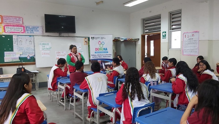 feria multisectorial en la I.E. Pub Andrรฉs de los Reyes