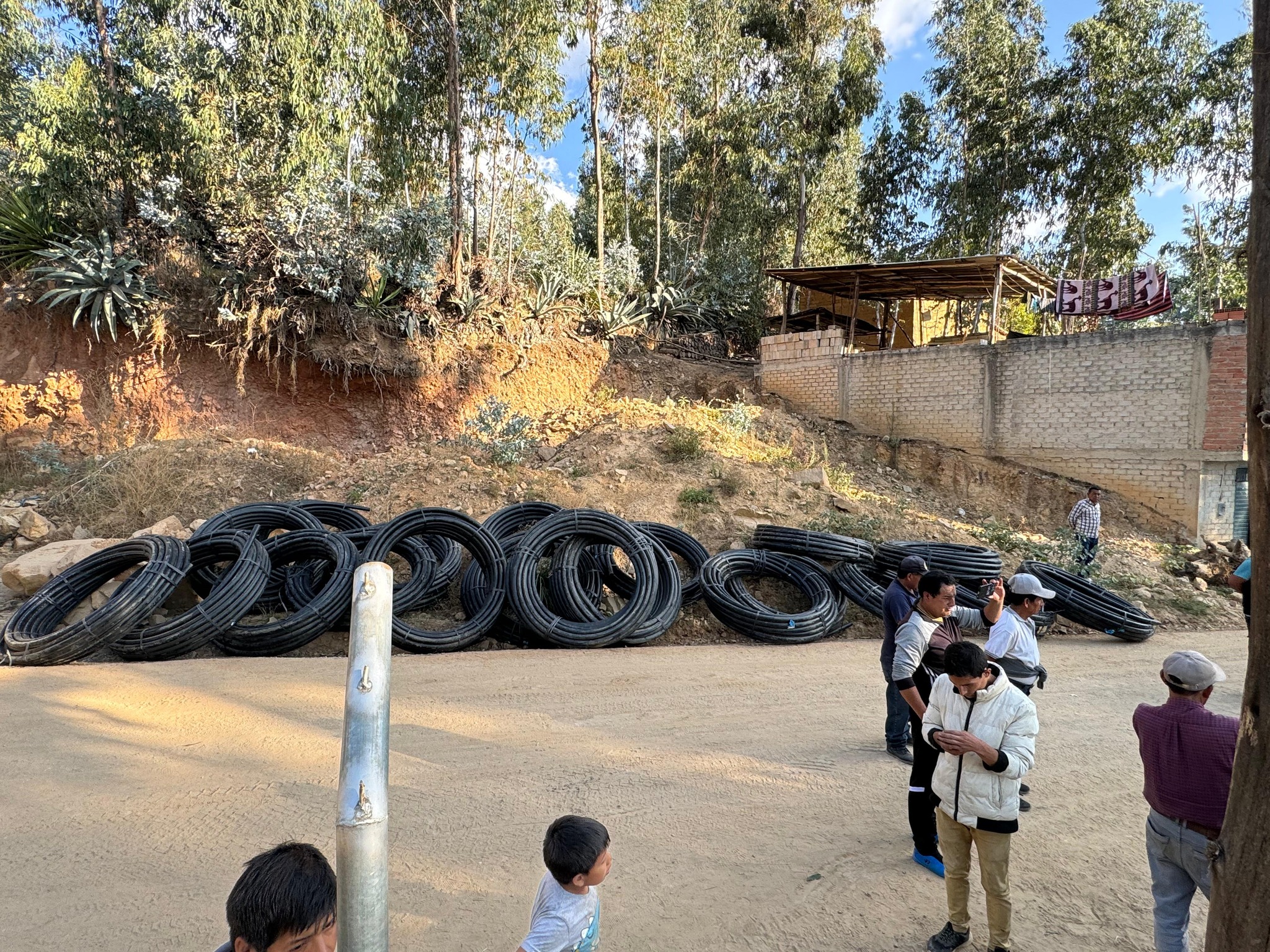 Entrega de mangueras de polietileno en Cashapamba