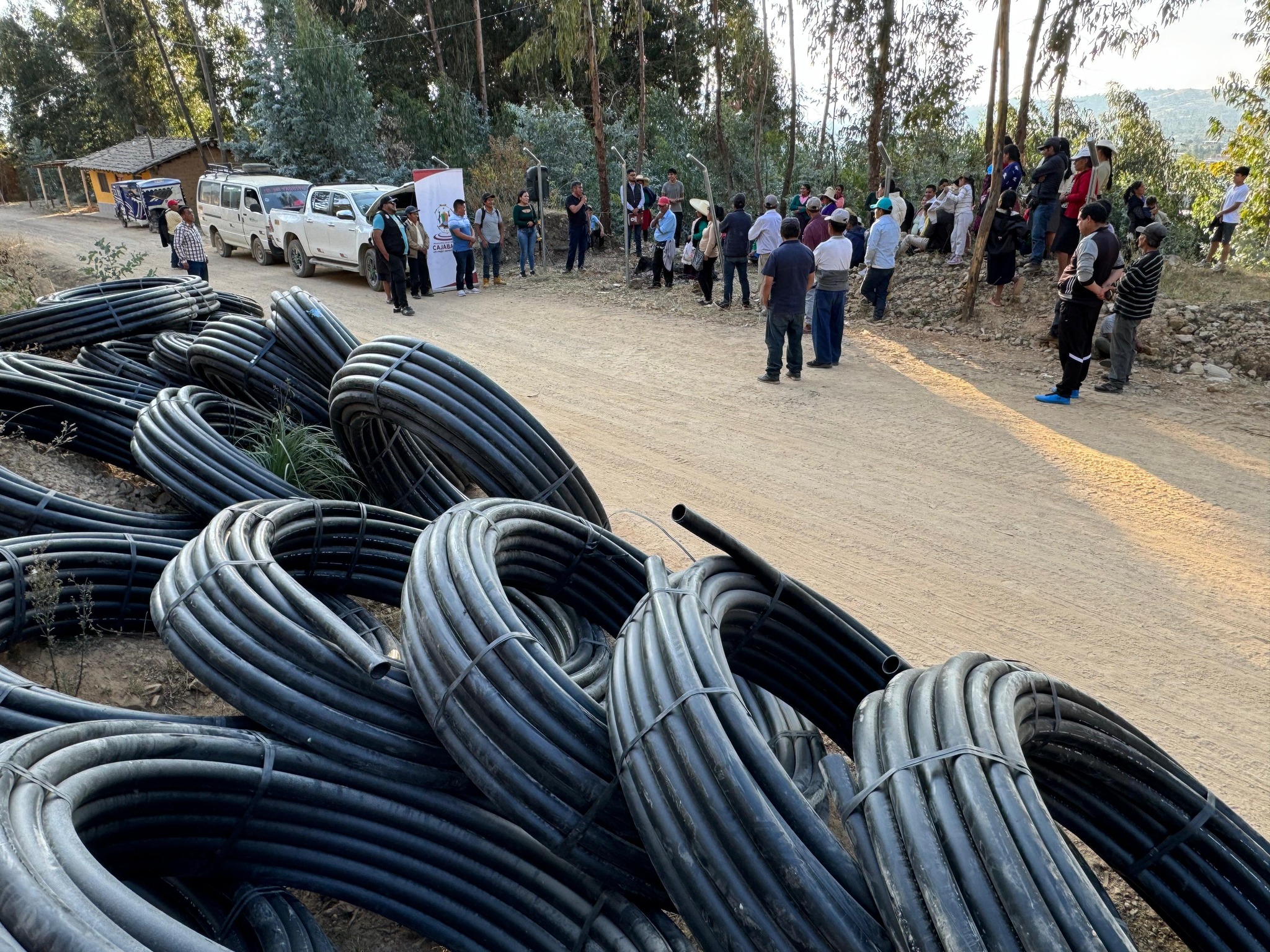 Entrega de mangueras de polietileno en Cashapamba