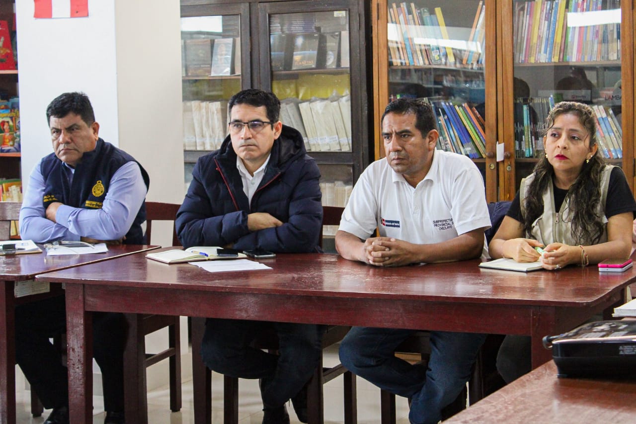 autoridades en la reunión de plataforma