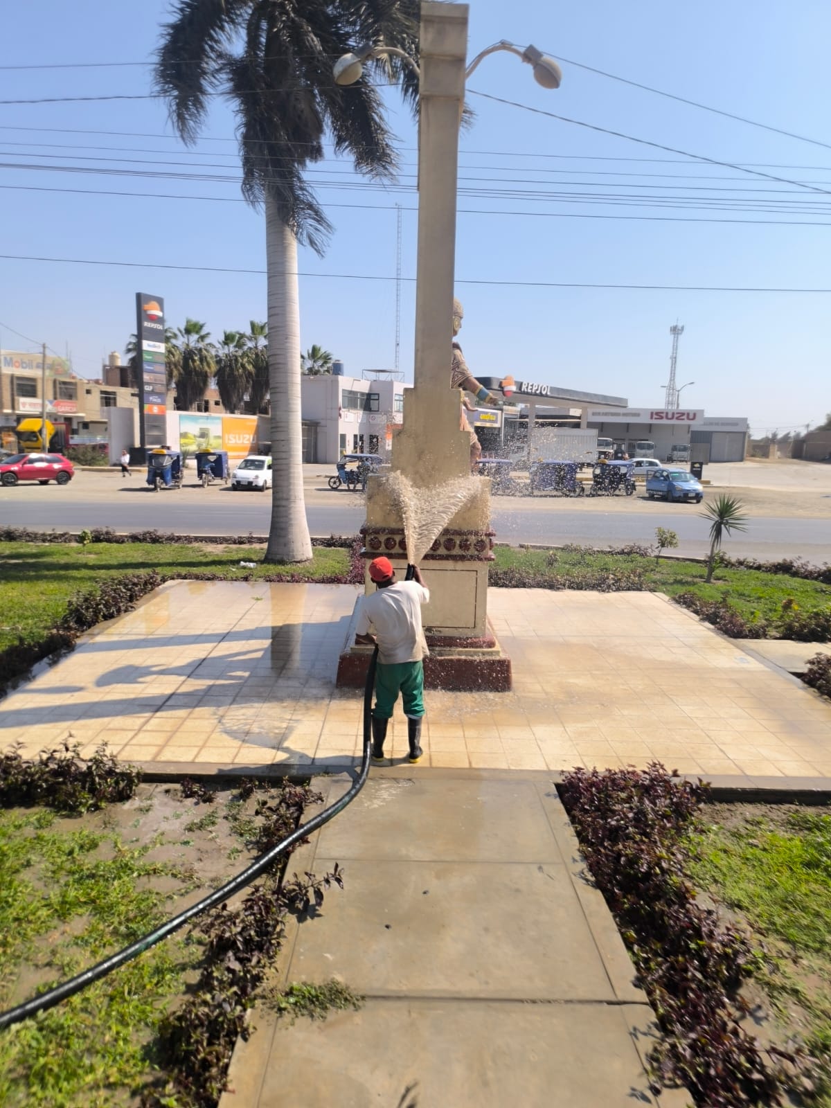 mantenimiento de una escultura en lapanamericana norte (carretera a Lambayeque)