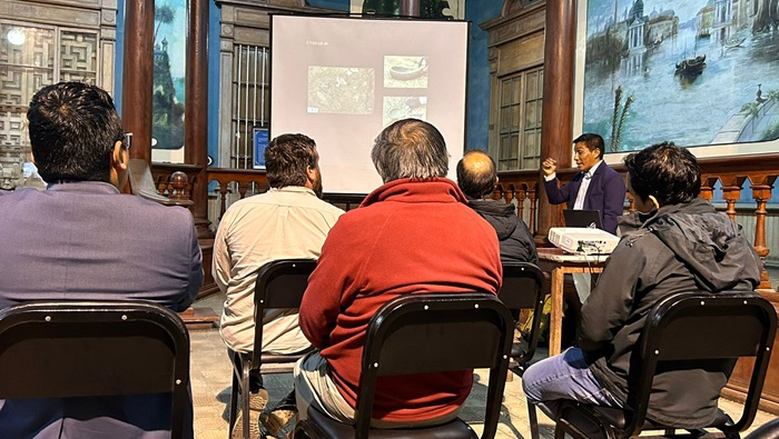 Arqueológos desarrollando la ponecia sobre Muralla Oeste