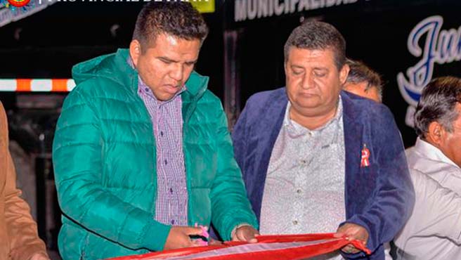 Alcalde Pedro Cuadros entrego dos modernas maquinarias al distrito de Vichayal