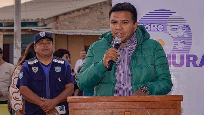 Alcalde Pedro Cuadros entrego dos modernas maquinarias al distrito de Vichayal