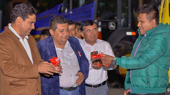 Alcalde Pedro Cuadros entrego dos modernas maquinarias al distrito de Vichayal