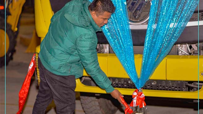 Alcalde Pedro Cuadros entrego dos modernas maquinarias al distrito de Vichayal