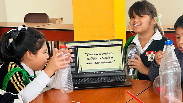 1er taller de "Creación de productos ecológicos a través de materiales reciclados" en la Institución educativa “88114 San Martín de Porras"