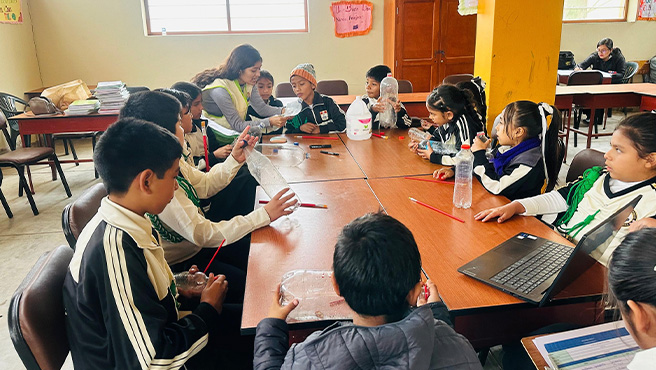 1er taller de "Creación de productos ecológicos a través de materiales reciclados" en la Institución educativa “88114 San Martín de Porras"