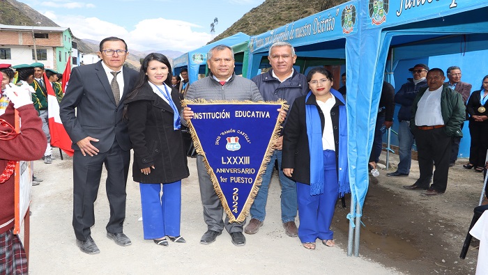 desfile escolar competitivo por los 83 a帽os de la I.E. Pub Ram贸n Castilla de Vichaycocha