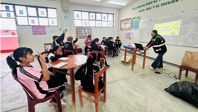 1er taller de "Creación de productos ecológicos a través de materiales Reciclados" en la I.E “Santa Rosa de Santo Domingo"