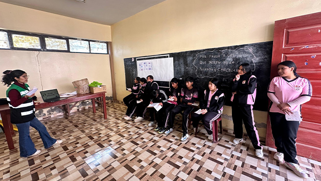 1er taller de "Creación de productos ecológicos a través de materiales Reciclados" en la I.E “Santa Rosa de Santo Domingo"