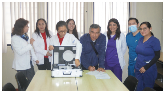 El moderno aparato fue entregado por la Dra. Patricia Saif, Directora de OEAIDE, al Dr. Rafael Jaramillo, jefe del Servicio de Oftalmología.  