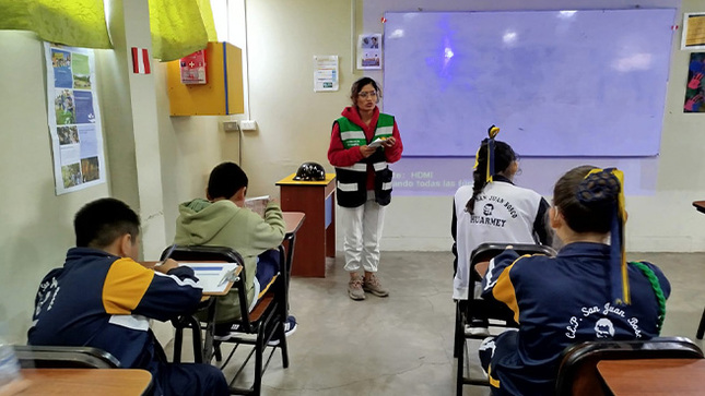 1er taller de  "Creación de productos ecológicos a través de materiales   Reciclados" en la Institución educativa  Privada “San Juan Bosco"