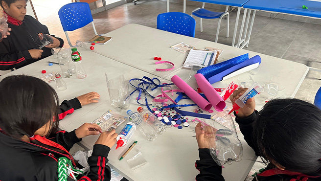 1er taller de "Creación de productos ecológicos a través de materiales Reciclados" en la Institución educativa “José Carlos Mariátegui”