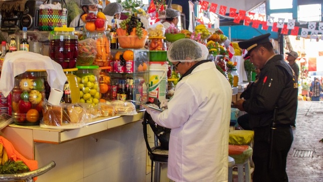 Fiscalización revela frutas en estado de descomposición en puestos de jugos del mercado Laykakota