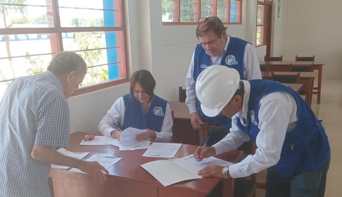 Gobierno Regional y contratista firman acta de entrega de terreno para mejoramiento de instituto Ricardo Ramos Plata de Sechura