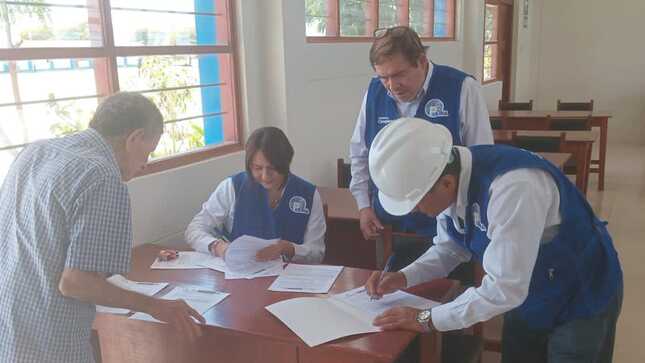 Gobierno Regional y contratista firman acta de entrega de terreno para mejoramiento de instituto Ricardo Ramos Plata de Sechura