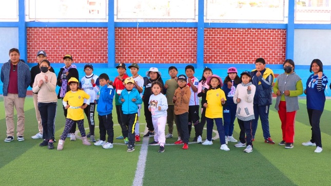 Niños, niñas y adolescentes participan en sesión de defensa personal