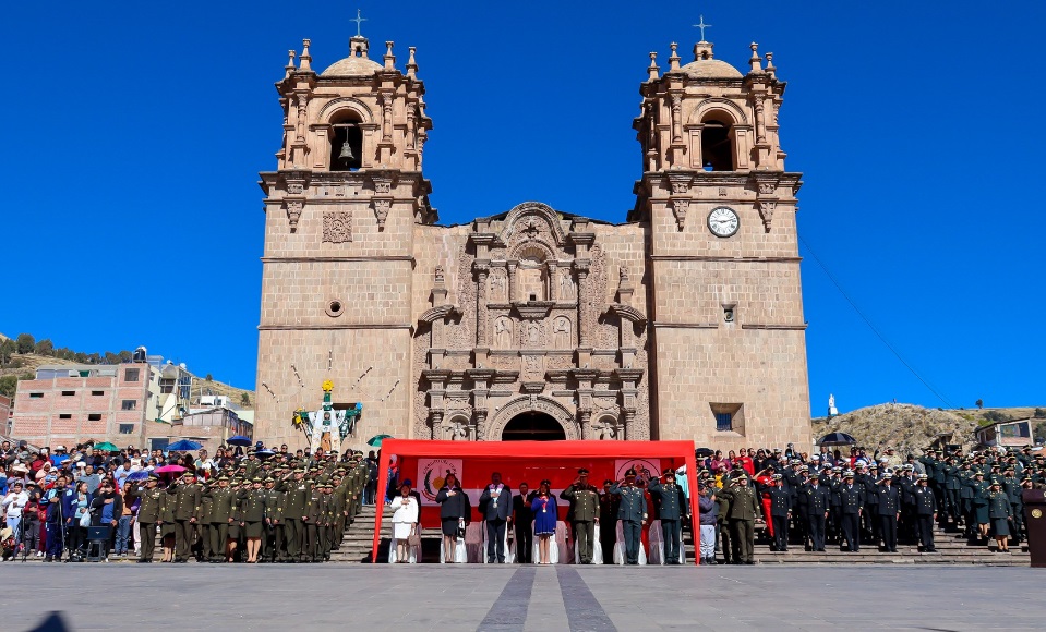 Se realizó izamiento pleno del pabellón nacional y desfile cívico militar celebrando aniversarios de representativas instituciones
